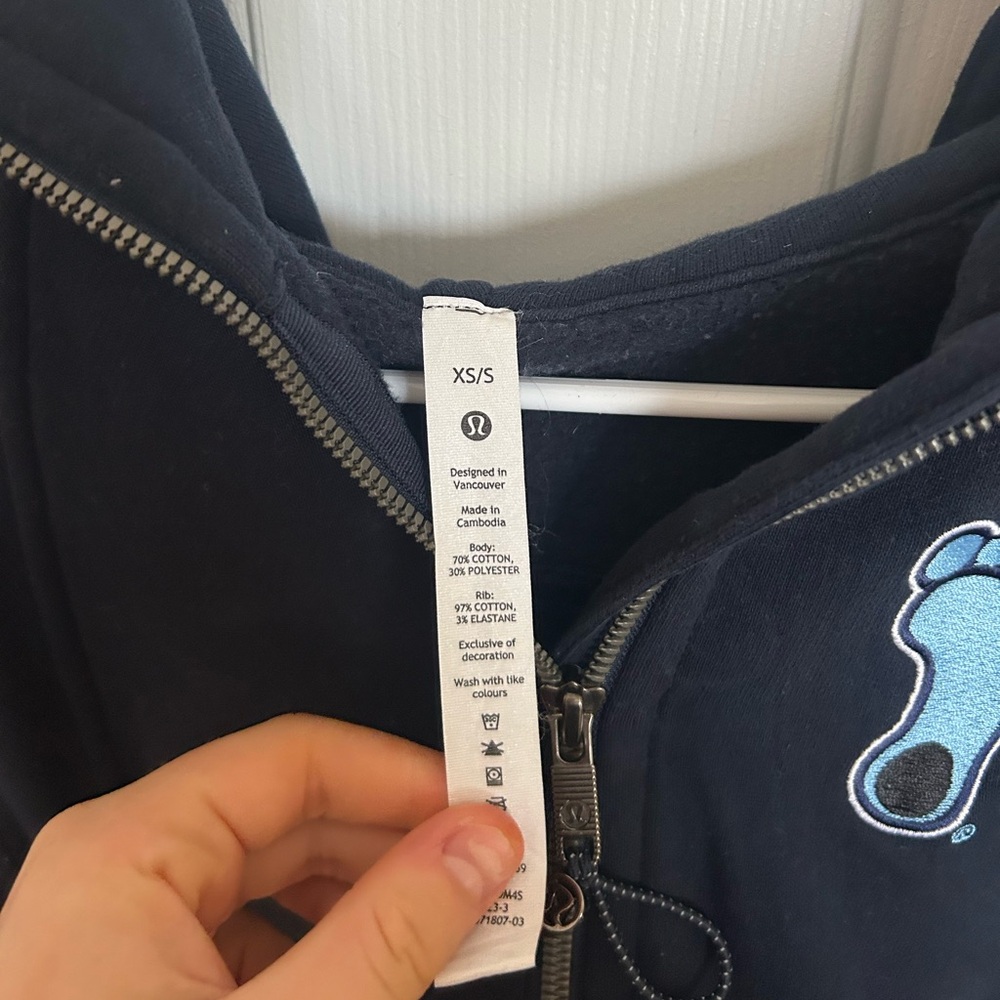 Limited Edition UNC CHAPEL HILL x LULULEMON SCUBA HALF ZIP HOODIE - Picture 2 of 4
